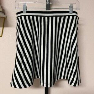 FOREVER 21‎ Black and White Stripe A-LineMini Skirt, Size Junior Large
